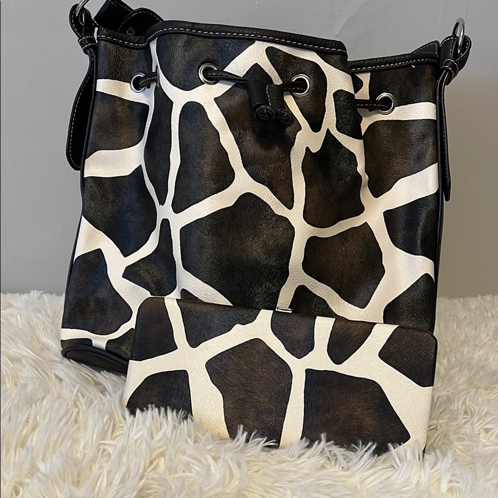 Stylish Black and White Giraffe Print Women's Bag with Matching Clutch Wallet